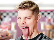 سب سے لمبی زبان والے امریکی کا نام گنیز بک میں درج