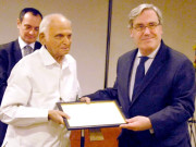 معروف ادیب اور کالم نگار انتظار حسین کو فرانس کے اعلیٰ سول ایوارڈ سے نوازا گیا    