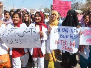 ڈاکٹرز گھر بیٹھ رہی ہیں  