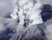 جاپان میں  پہاڑ کے اچانک لاوا اگلنے سے خاتون کوہ پیما ہلاک 30 زخمی