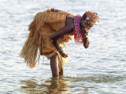 افریقا کا بہادر قبیلہ  جس کے لوگ مگرمچھ اور دریائی گھوڑے بھی کھاتے ہیں