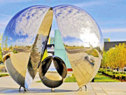 عدسوں سے بنا منفرد فن پارہ قریب جانے سے لوگوں کو آگ لگانے لگا 