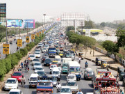 کراچی کی مصروف ترین شارع فیصل پر گاڑیوں کے لیے نئی حد رفتار مقرر  