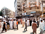 ایم اے جناح روڈ 18 دکانوں کے تالے توڑ کر نقدی اور کپڑا لوٹ لیا گیا  