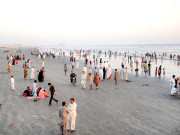 پابندی کے باوجود شہری سمندر میں پیراکی کرتے رہے 