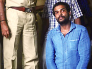 قومی ترانے کے احترام میں کھڑا نہ ہونے کا ’جُرم‘    