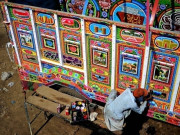 بات کچھ اِدھر اُدھر کی  دیکھ مگر پیار سے