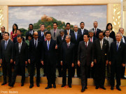 دنیا بھر سے  چین نے شیر کے منہ میں ہاتھ ڈال ہی دیا