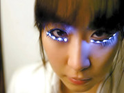 آنکھوں کو بڑا دکھانے کے لیے الیکٹرونک پلکیں بھی آگئیں    