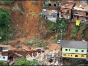 سری لنکا میں مٹی کے تودے گرنے سے100 افراد ہلاک اور 300 لاپتہ