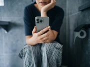 بیت الخلا میں موبائل استعمال کرنے کا طبی نقصان کیا ہے؟ 