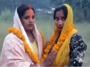 بھارت: بد مزاج شوہروں سے تنگ 2 خواتین نے آپس میں شادی کرلی
