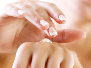 10 عادات۔۔۔ جو آپ کی جلد کو متاثر کر رہی ہیں   