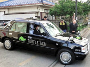 جاپان کی ’’کچھوا ٹیکسی‘‘ جس میں بیٹھ کر مسافر سُست رفتاری کا مزہ لیتے ہیں   