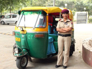 زخمیوں کی مدد گار رکشے والی… 