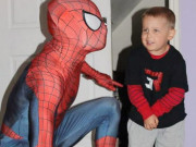 باپ کینسر میں مبتلا بچے کیلیے اسپائیڈرمین بن گیا