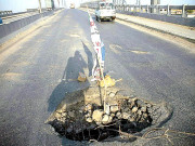 اُدھڑی سڑکیں تباہ حال پُل شہر قائد جسے تاراج کردیا گیا کون سنے گا اس کی فریاد۔۔۔  