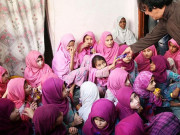 پاکستان ایک نظر میں  یہ بچیاں کس کی ہیں