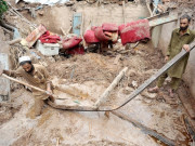 نکاسی کے منتظرسیلاب زدہ علاقوں میں مکان گرنے لگے