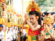 galungan انڈونیشیا کے جزیرے بالی کا ایک غیرمعمولی تہوار