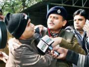 بھارتی ریاست بہار میں ناراض نوجوان نے وزیراعلیٰ کو جوتا دے مارا
