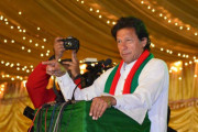 دہشت گردی کے خلاف جنگ میں حکومت کیلئے رکاوٹ نہیں بنیں گےعمران خان
