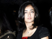 سری دیوی پر بننے والی فلم میں اکشرا ہاسن سوتیلی بیٹی کا کردار ادا کریں گی   