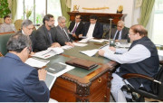وزیراعظم کا پیٹرول بحران کے ذمہ داروں کے خلاف کارروائی کا حکم 