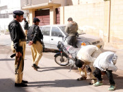 ڈبل سواری کی خلاف ورزی پر پولیس نے 2 نوجوانوں کو مرغا بنادیا  