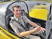 ایک بازو سے محروم باہمت شخص نے جہاز اُڑانا سیکھ لیا 