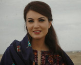 ریحام خان کیلیے پی ٹی آئی کارکن کی طرف سے وزیرستانی کڑھائی والے کرتے کا تحفہ