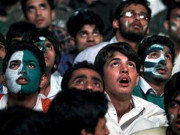 کرکٹ کے بخار نے شائقین کو لپیٹ میں لے لیا