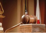 لاہور میں موکل کی ضمانت نہ ہونے پر وکیل رہنما نے عدالت کو تالے لگادیئے