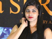 بھارتی ڈاکٹر شوقین لوگوں کی آنکھوں میں سونا سجانے لگا