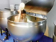 کولمبیا کی فوج کے باورچی نے دیگ کو حمام میں بدل دیا