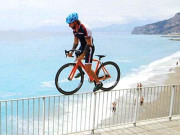 65فٹ بلند پل کے جنگلے پر سائیکل چلانے والا نوجوان