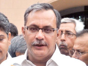 تحریک انصاف کے غنڈوں نے الطاف حسین کی تصاویر پھاڑنے کیساتھ مغلظات بھی بکیں حیدرعباس