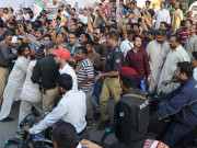 این اے 246 کے علاقے کریم آباد میں پولیس اور مشتعل افراد میں تصادم علاقہ میدان جنگ بن گیا