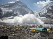 زلزلے سے ماؤنٹ ایورسٹ پر بھی تباہی برفانی تودے گرنے سے 18 کوہ پیما ہلاک