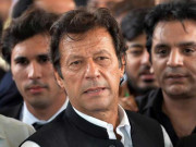 کارکنوں کے احتجاج کے باعث عمران خان دیوارپھلانگ کربنی گالہ گئے