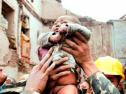4 ماہ کا نیپالی بچہ 22 گھنٹے بعد ملبے سے زندہ نکال لیا گیا