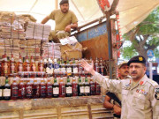 کوسٹ گارڈز کی کارروائی ٹرک سے شراب کی 2 ہزاربوتلیں برآمد