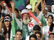 چاچا کرکٹ پُرجوش نعروں سے شائقین کا لہو گرماتے رہے