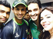 قومی کرکٹرز شوبز شخصیات کے ساتھ سیلفی بنواتے رہے