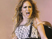 امریکی گلوکارہ جینیفر لوپیز کی غیر مہذب پرفارمنس نے تنازع کھڑا کردیا