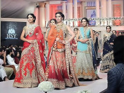 کراچی میں مغلیہ طرز اور مشرقی انداز کیساتھ عروسی ملبوسات کا رنگا رنگ فیشن شو