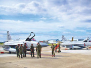 پاکستانی جے ایف17 تھنڈرطیارے ایئرشو میں شرکت کے لیے فرانس پہنچ گئے