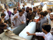 شدید گرمی میں برف ناپید ہو گئی شہری برف کیلیے گھنٹوں قطاروں میں کھڑے رہے