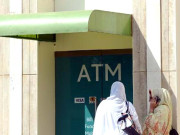 ٹھنڈی ہوا کے مزے اے ٹی ایم بوتھز پر گداگروں کے ڈیرے