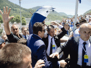 بوسنیا میں سربیا کے وزیر اعظم پر پتھروں اور جوتوں کی بارش